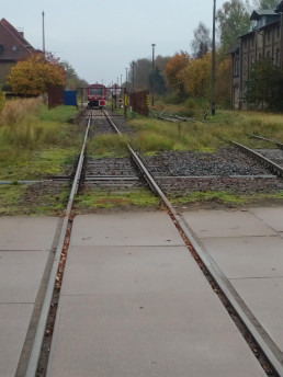Stillgelegter Bahnübergang am Bahnhof Mirow